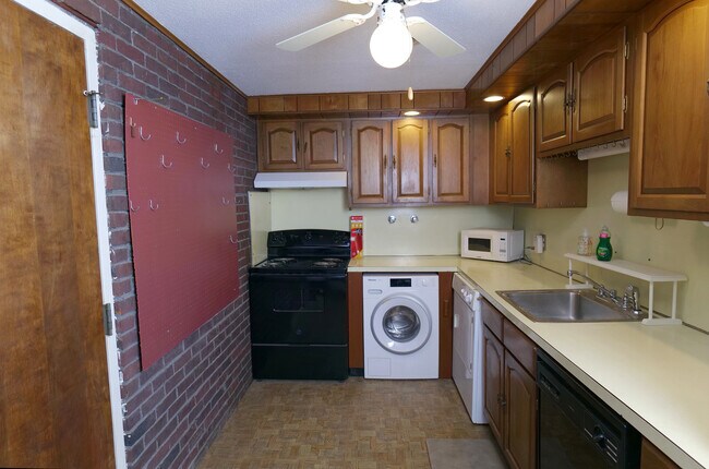 Estufa nueva, lavadora. - 159 Concord Ave