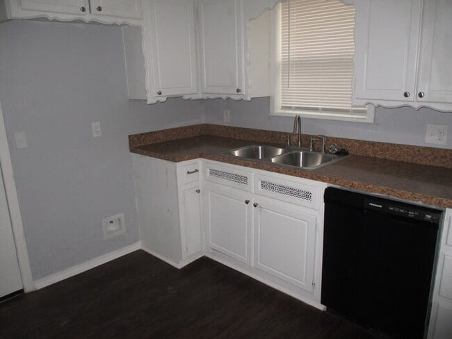 Building Photo - 121 Bainbridge Ave