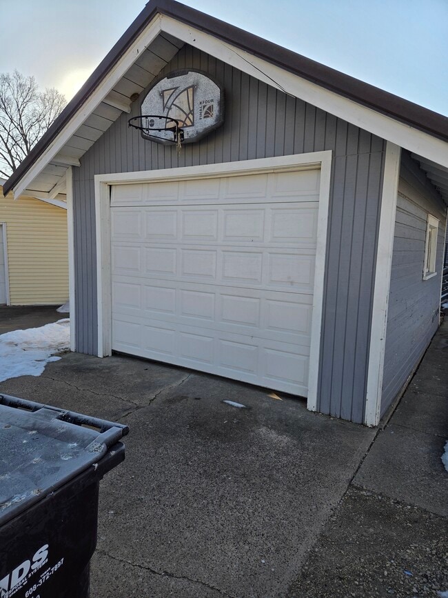 Building Photo - 408 E Oak St