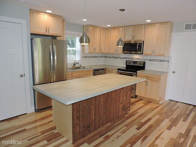 Building Photo - 4 br, 2 bath House - 535 Knapp NE