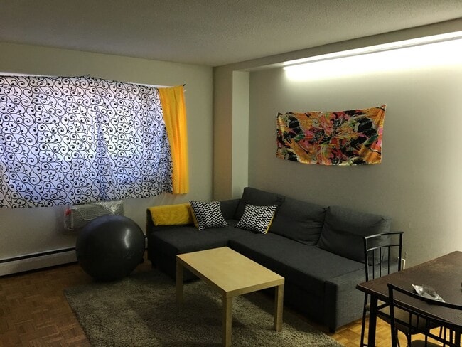 Building Photo - Large 2 bed unit located near Central Squa...