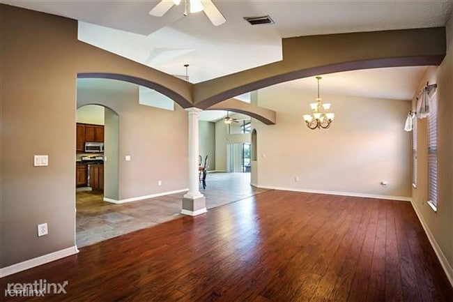 Foto del edificio - 6810 Cromwell Garden Dr