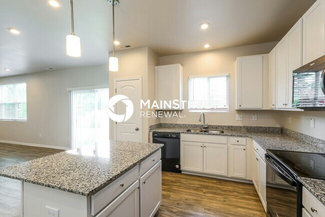Building Photo - 4 Bedroom Pet-Friendly Home in SHELBYVILLE, KY with Main Street Renewal