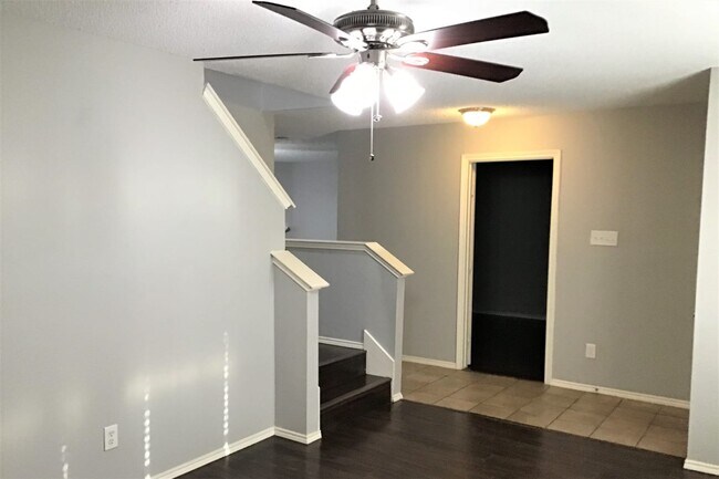 Building Photo - 1406 Plateau Dr