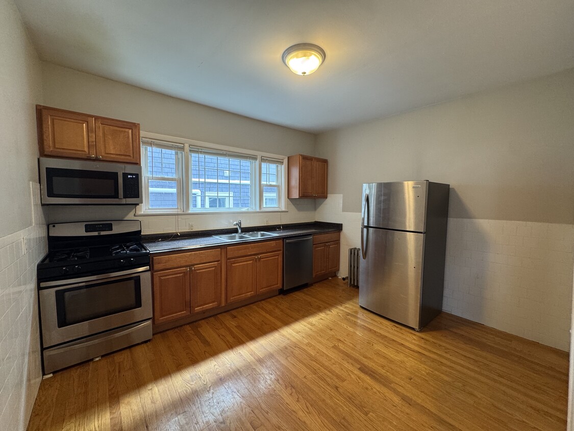 Primary Photo - 19 Tufts St