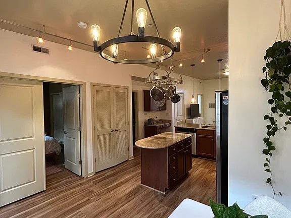 Foto del edificio - 2150 S Main St