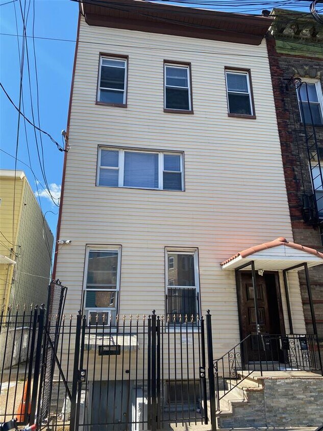 Primary Photo - 13 Orchard St