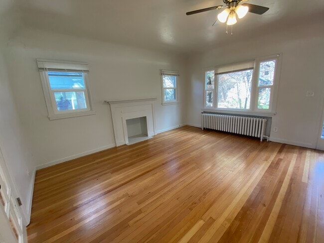 Foto del edificio - 2445 Custer Ave