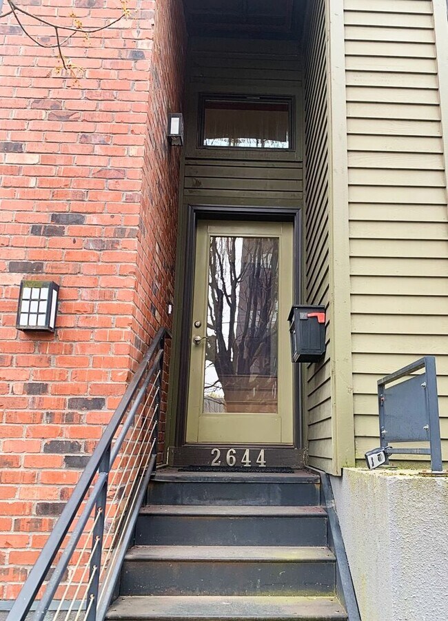 Foto del edificio - AUGUST RENT FREE with LIMITED SHOWINGS AVAILABLE on July 25th! - Gorgeous Townhome Style Condomin...