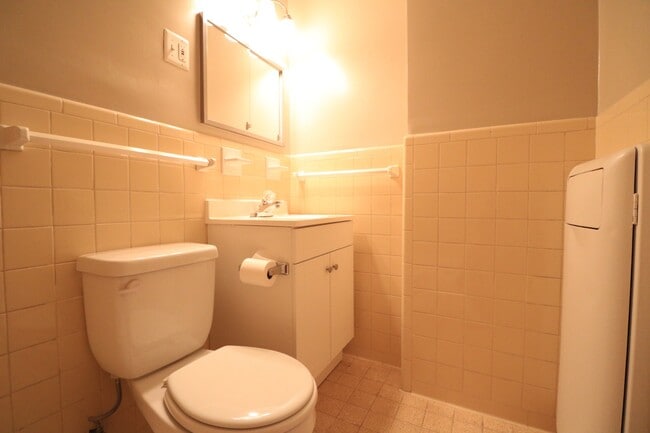 Building Photo - Ground Level Spacious STUDIO in Grosvenor ...