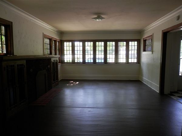 Building Photo - 342 W Grand Ave