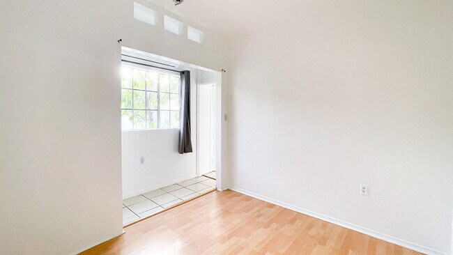 Foto del edificio - 2246 S Bronson Ave