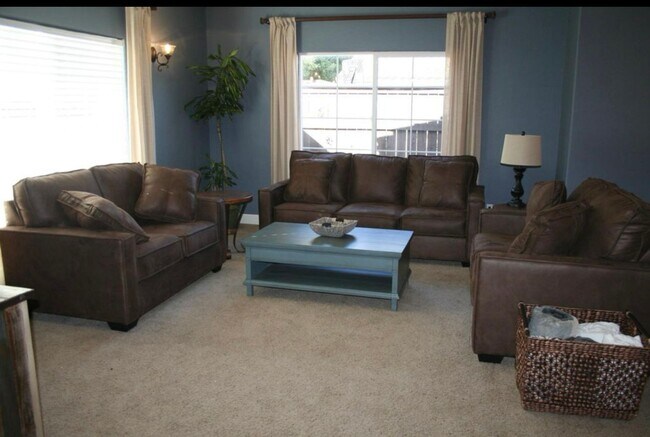 Foto del edificio - Beautiful 4 Bedroom 3 Bathroom House Atasc...