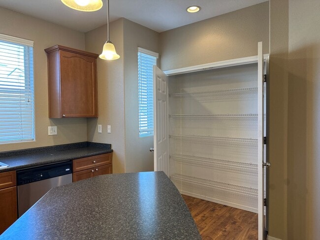 Foto del edificio - Large 2 Bedroom Sterling Ridge Town Home with 2 car garage