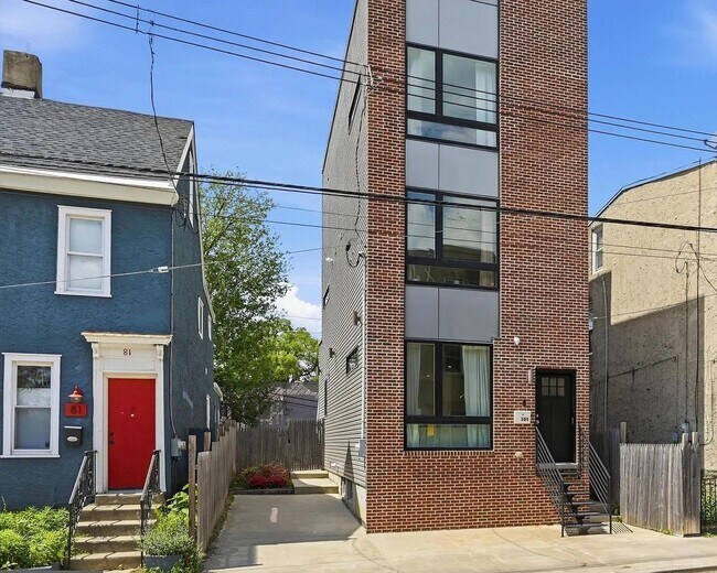 Foto del edificio - Detached Luxury 4BR/3B Retreat with Skyline Rooftop Deck, Wet Bars, Driveway & Massive Yard