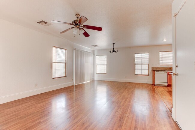 Building Photo - Charming Two-Story 3-Bedroom Home