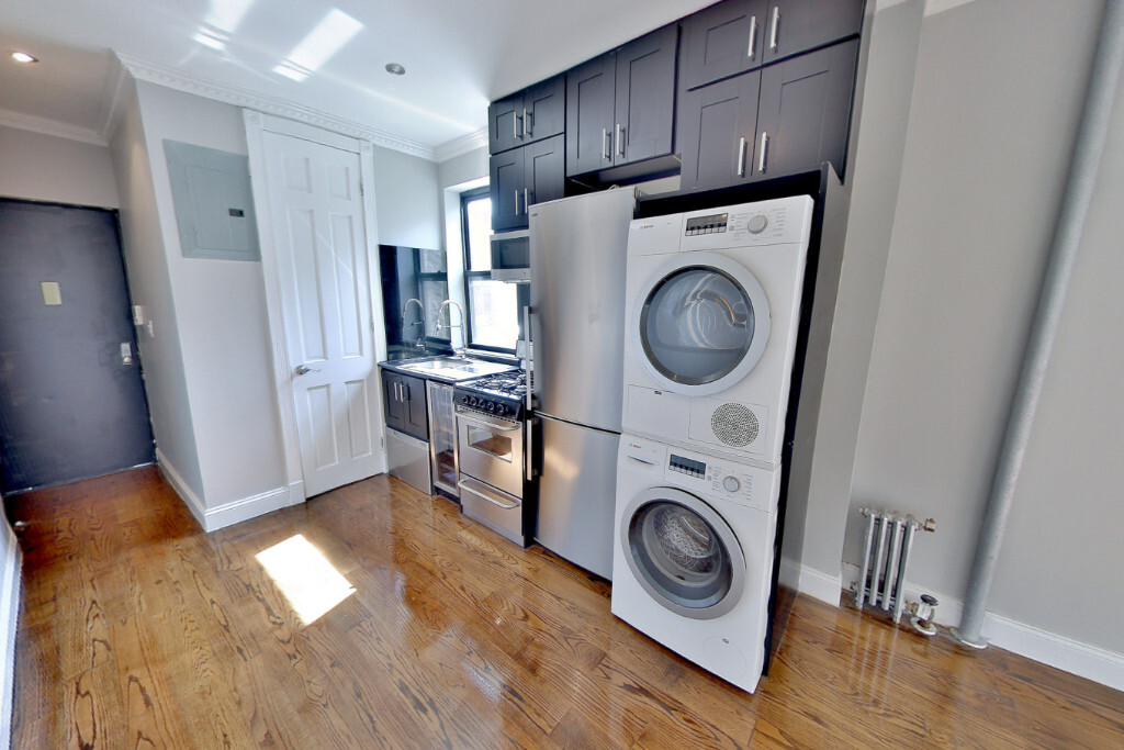 Foto principal - 212 E 105th St