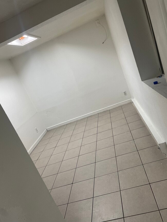 Building Photo - 412 15th Ave S