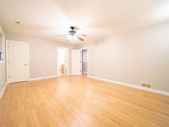 Foto del edificio - "Discover Urban Elegance: Spacious 2-Bed, ...