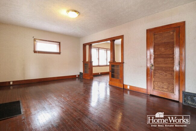 Building Photo - 1110 W Jefferson Blvd