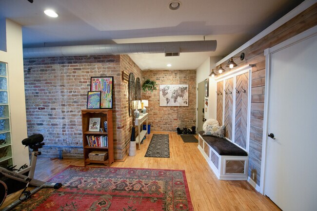 Building Photo - 515 N Noble St