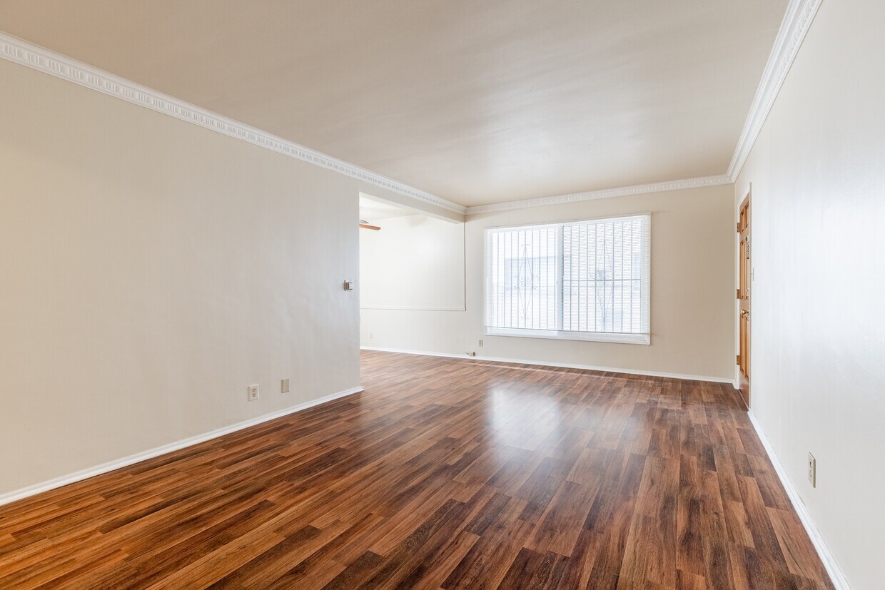 Foto principal - 1530 S Fairfax Ave