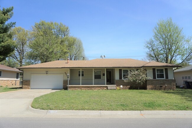 Foto del edificio - 3 Bed 2 Baths In Midtown Charmer With Covered Front Porch!