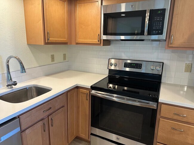 Building Photo - 2265 Vassar Dr
