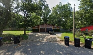 Building Photo - 128-130 Queens Ct