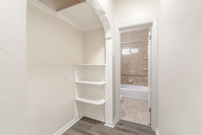 Building Photo - 1324 N Peterson Ave