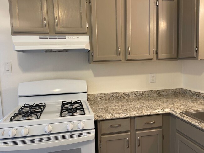 Building Photo - Adorable 2 bedroom Home
