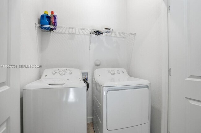 Foto del edificio - 816 NW 3rd Ter