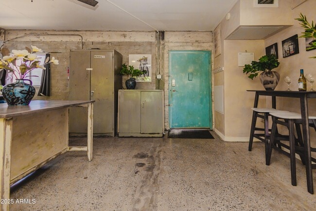 Building Photo - 353 E Thomas Rd