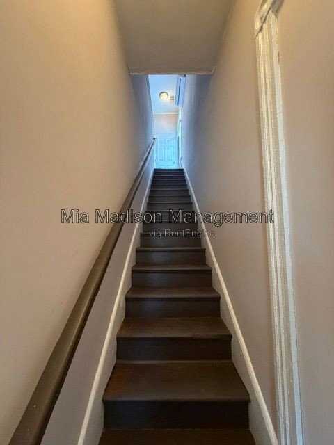 Building Photo - 305 W 39th St