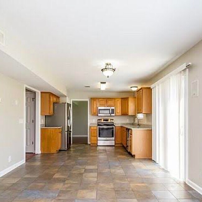 Building Photo - 725 Kingwood Dr