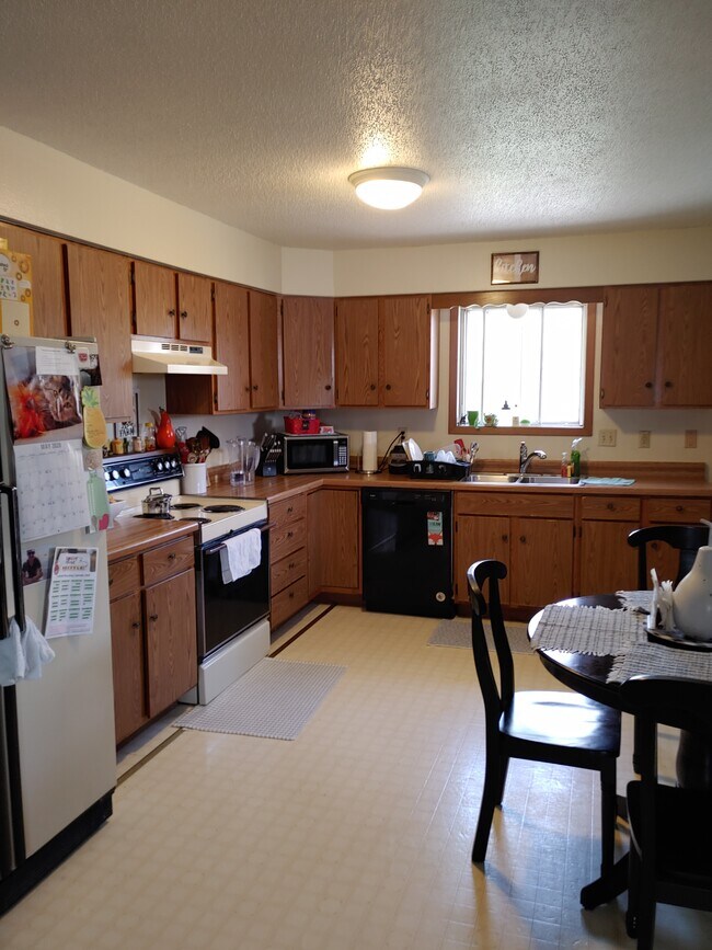 Kitchen - 1005 Emerald Ct