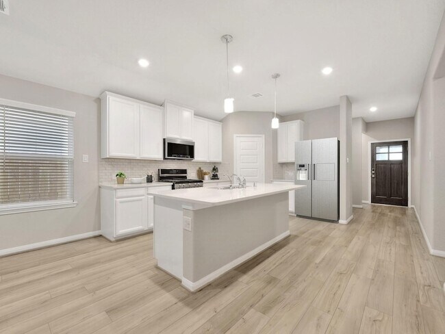 Foto del edificio - 18123 Martin Pines Dr