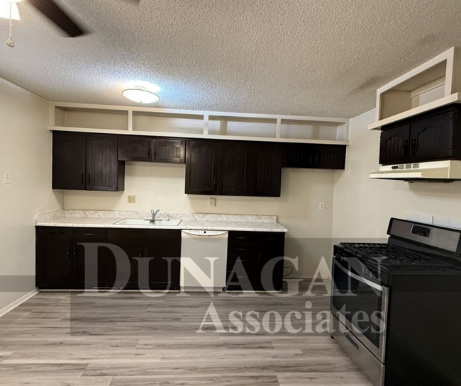 Building Photo - 2BEDROOM/1 FULL BATH