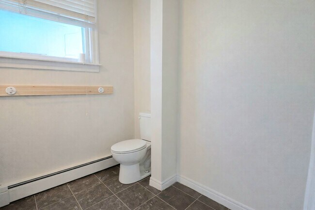 Building Photo - 2 Bedroom, 1 Bathroom Apartment for Rent - Available February 1st