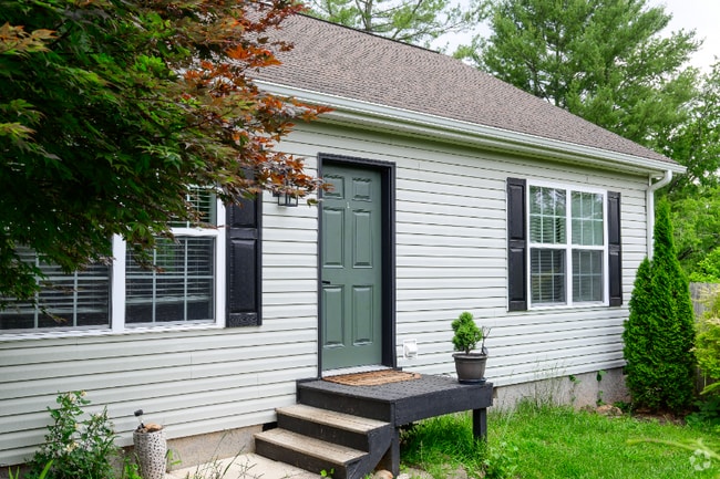 Building Photo - 24 Oakcrest Dr