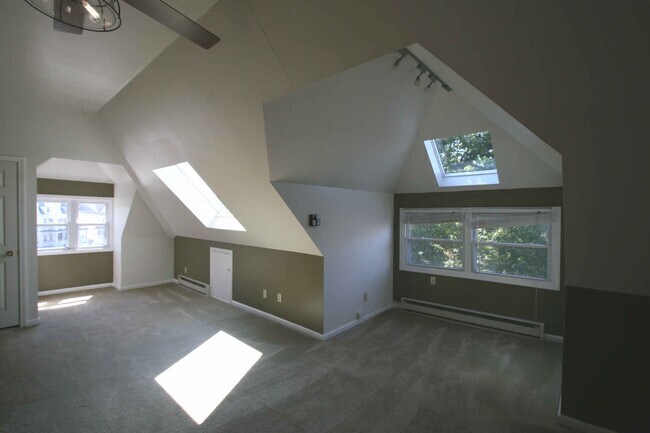 Foto del edificio - 1357 Riverside Dr