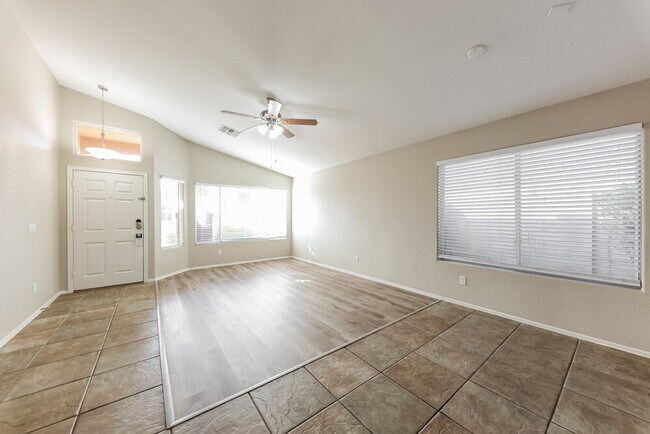 Foto del edificio - 8228 W Behrend Dr