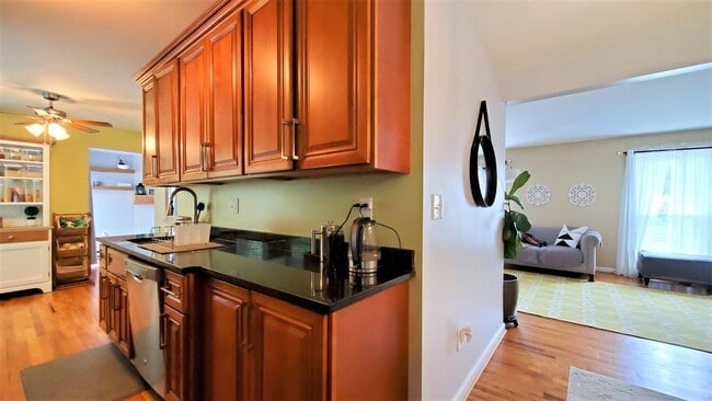 Foto del edificio - Premium Renovation Inside a Wonderfully Sp...