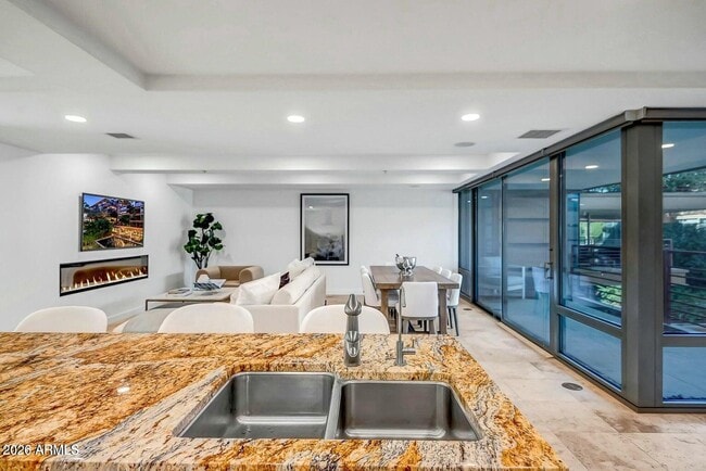 Building Photo - 7121 E Rancho Vista Dr