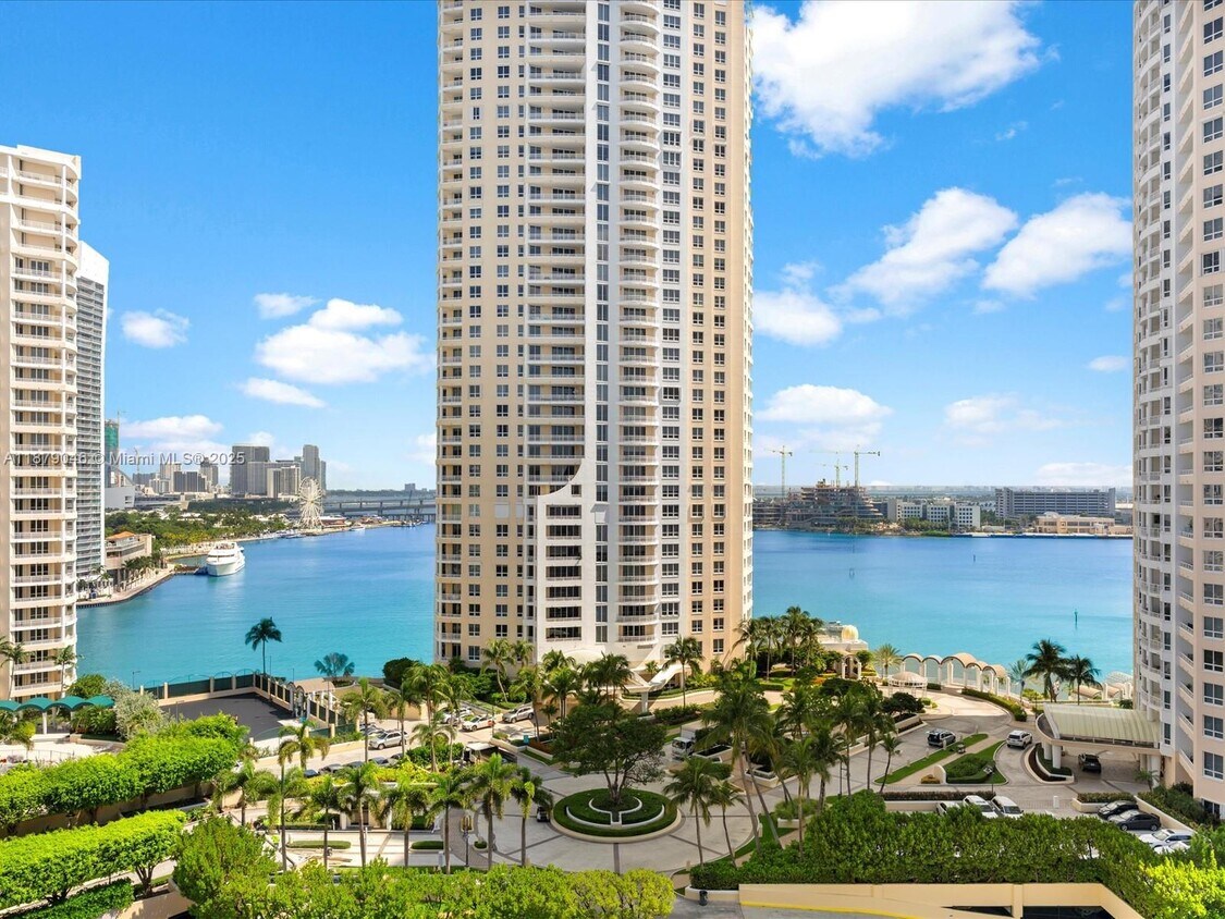 Primary Photo - 540 Brickell Key Dr