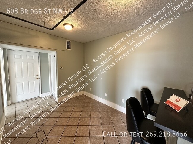 Foto del edificio - 608 Bridge St NW