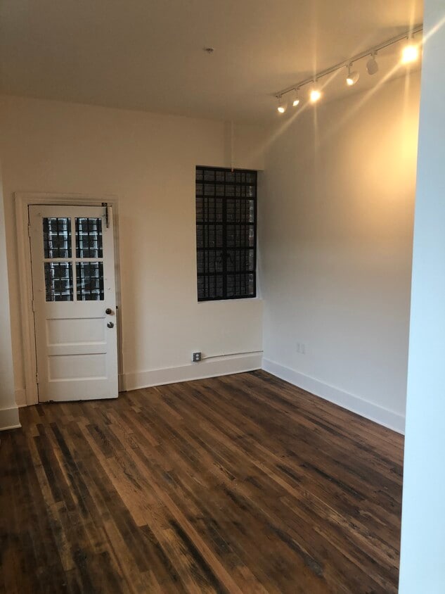 Foto principal - 302 E Grace St