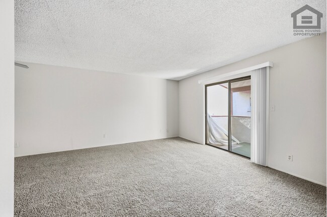 Foto del edificio - 2Bed/2Bath Second Floor Apartment at McDowell/44th St! Ready For Immediate Move-In! -- SECOND CHA...