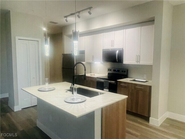 Building Photo - 7040 Ambrosia Ln