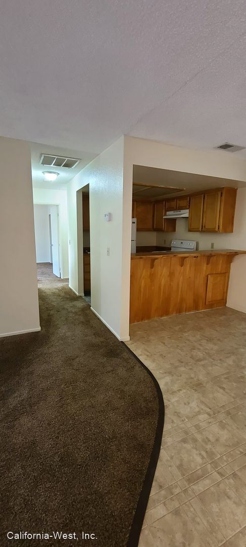Building Photo - 2 br, 1 bath House - 3141 Spring Street, #207